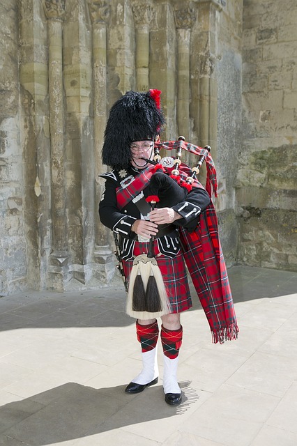 bagpiper in kilt