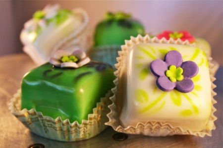 Josef's Vienna Bakery & Cafe, Petit Fours